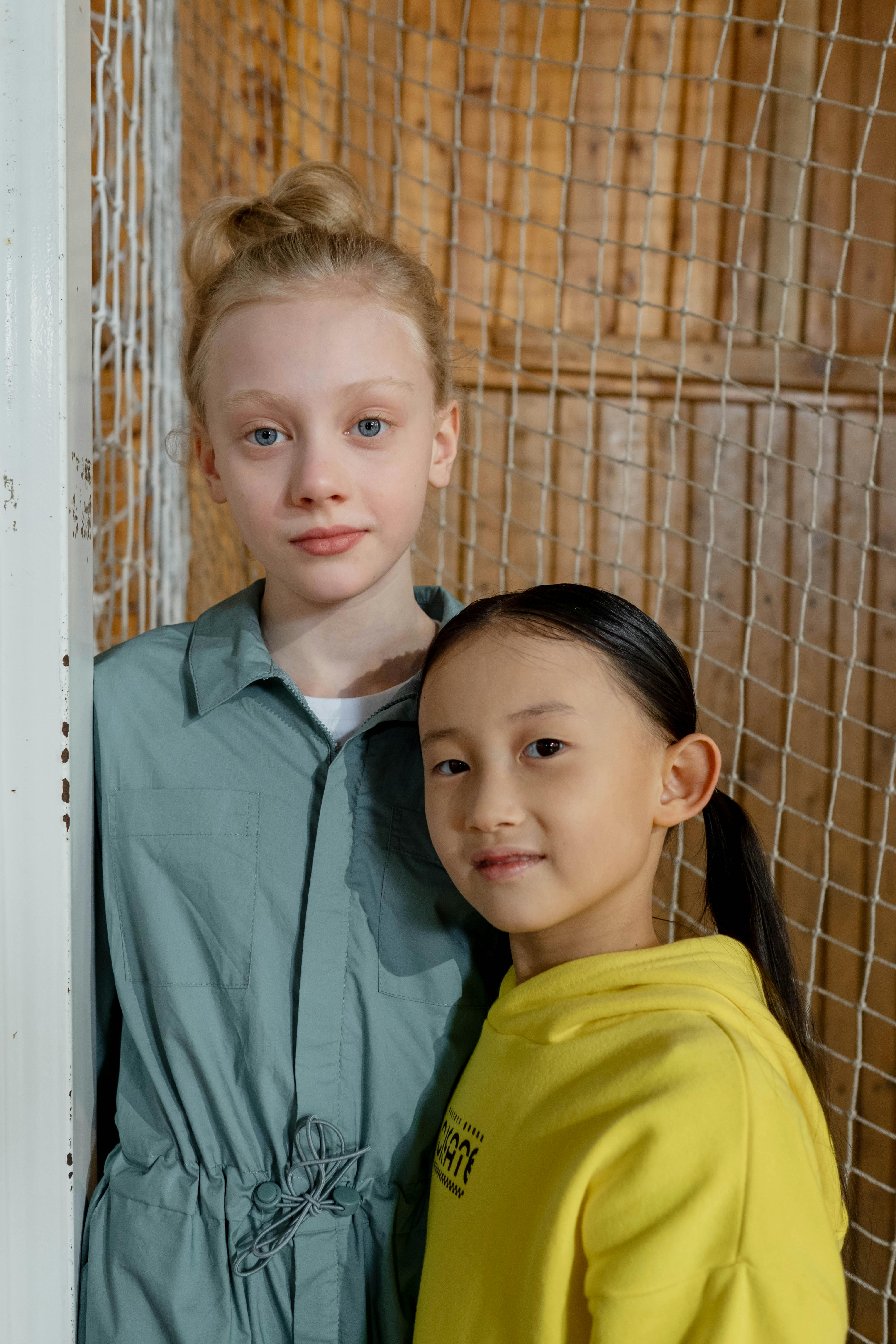 《棉花光线》热门MV封面图：柔和棚拍光感