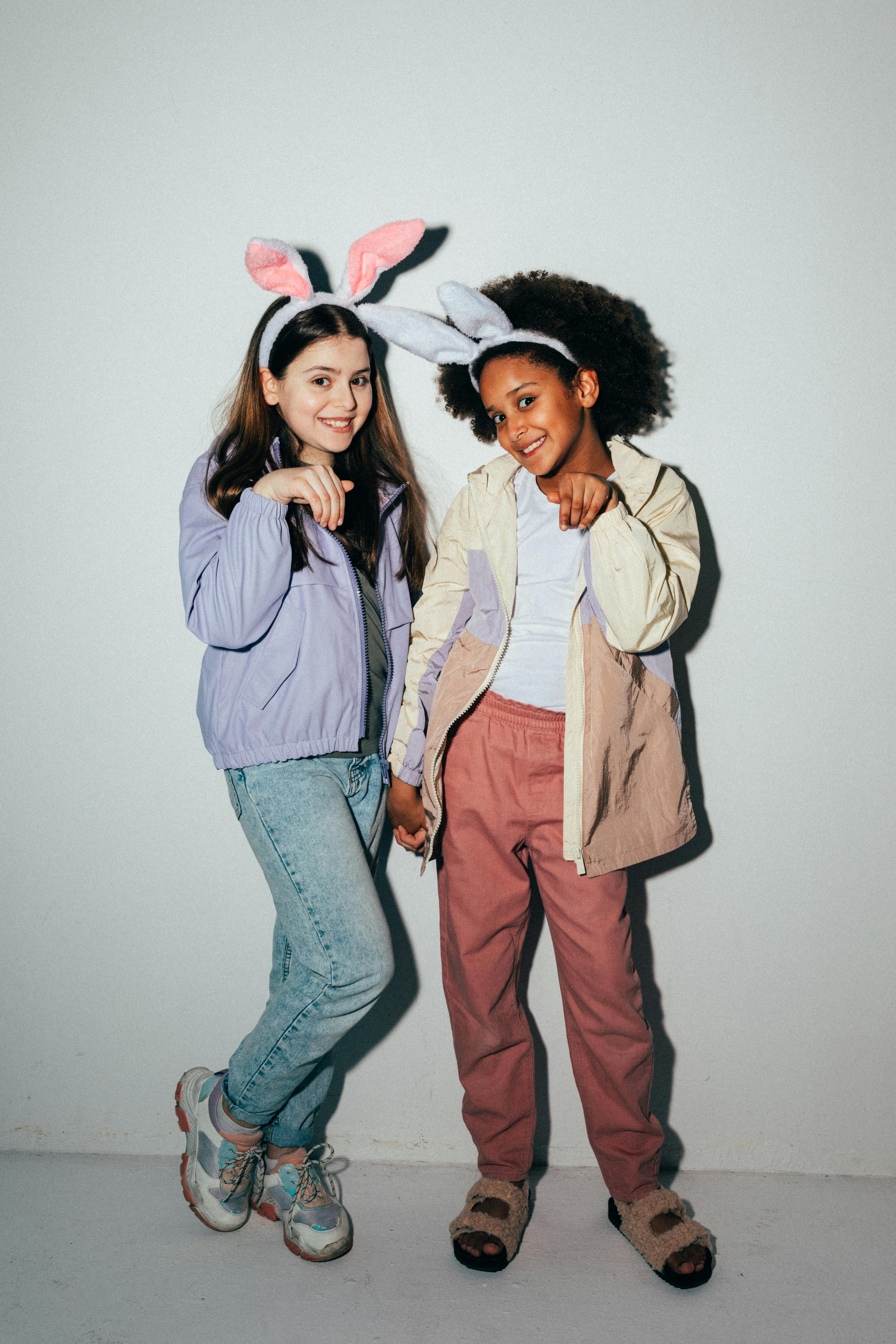 热门MV封面图：霓虹质感人像与舞台氛围